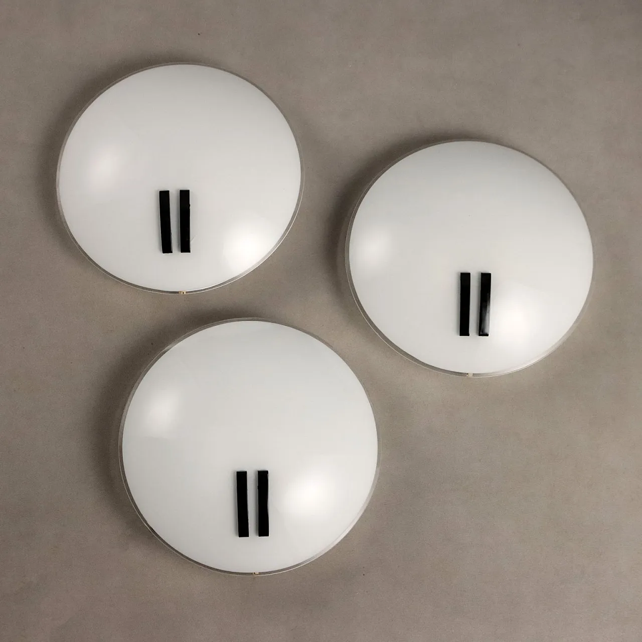 3 Appliques in alluminio smaltato e diffusori in vetro, '900 1