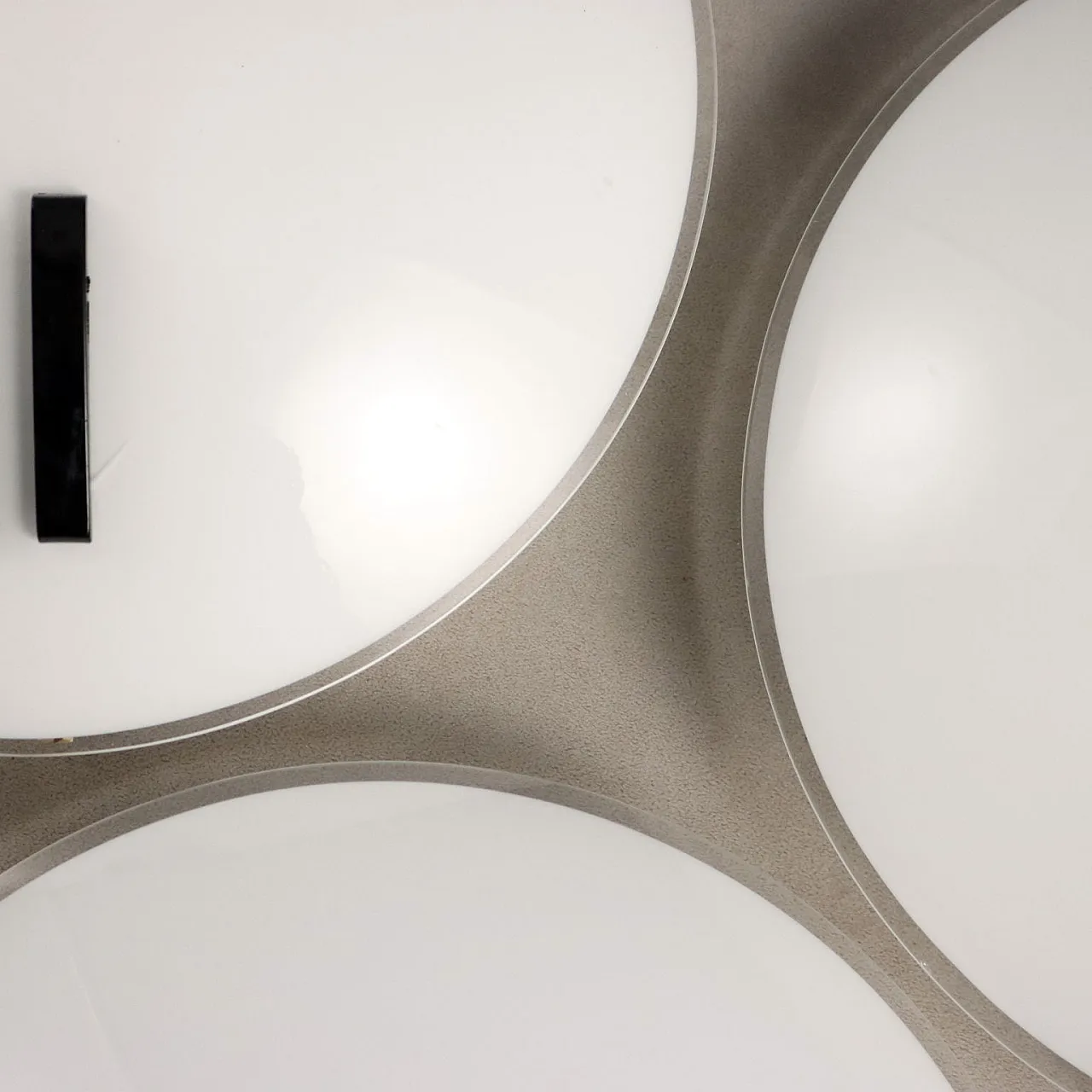 3 Appliques in alluminio smaltato e diffusori in vetro, '900 3