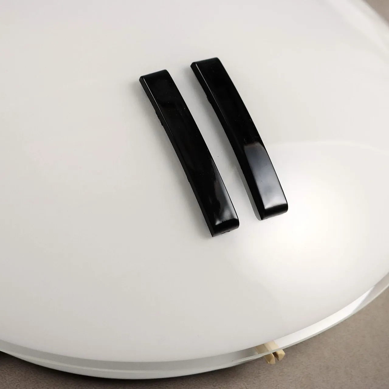 3 Appliques in alluminio smaltato e diffusori in vetro, '900 4