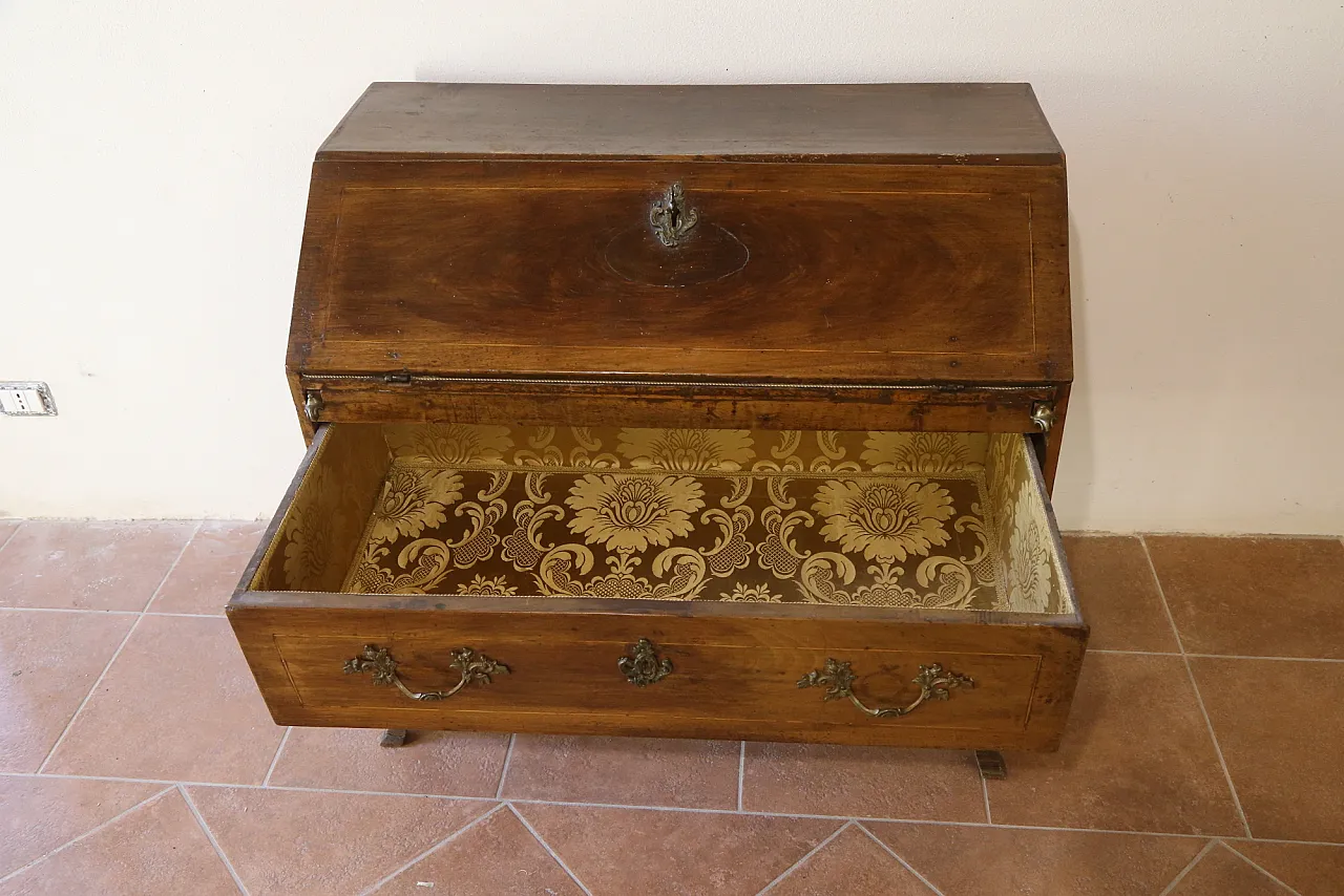 Piedmontese baroque flap in walnut wood, 18th century 8