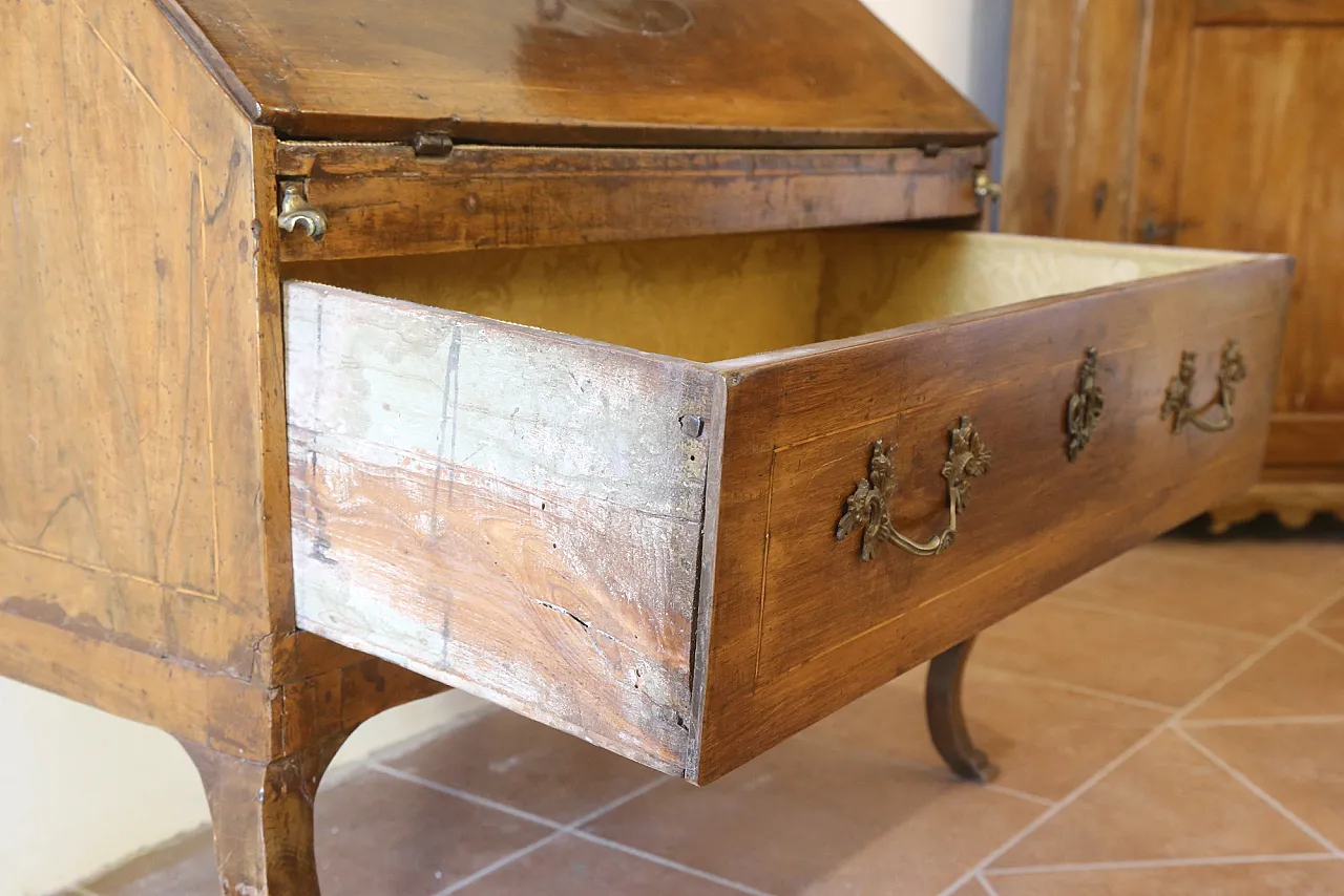 Piedmontese baroque flap in walnut wood, 18th century 9