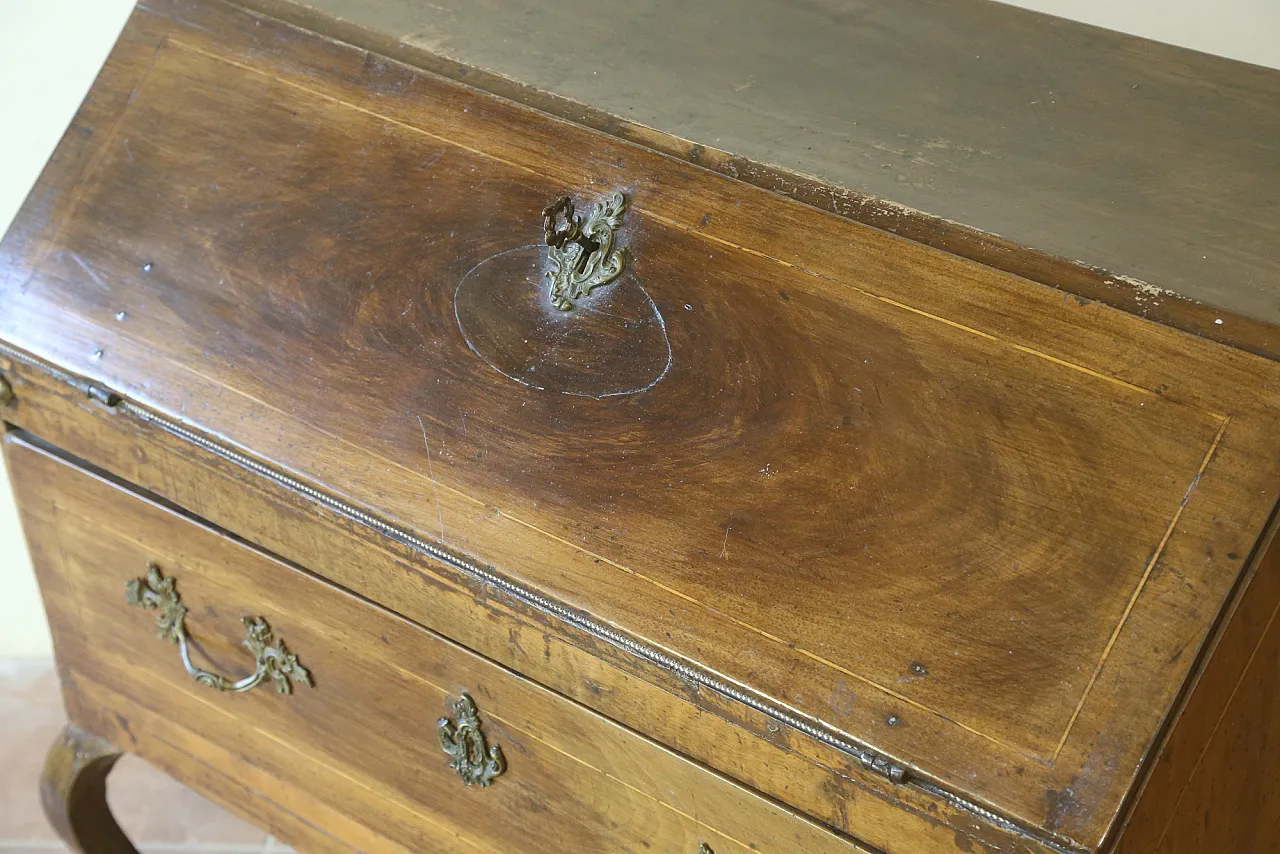 Piedmontese baroque flap in walnut wood, 18th century 12