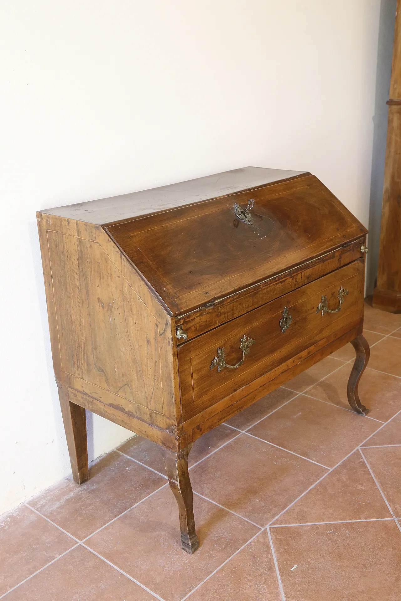 Piedmontese baroque flap in walnut wood, 18th century 13