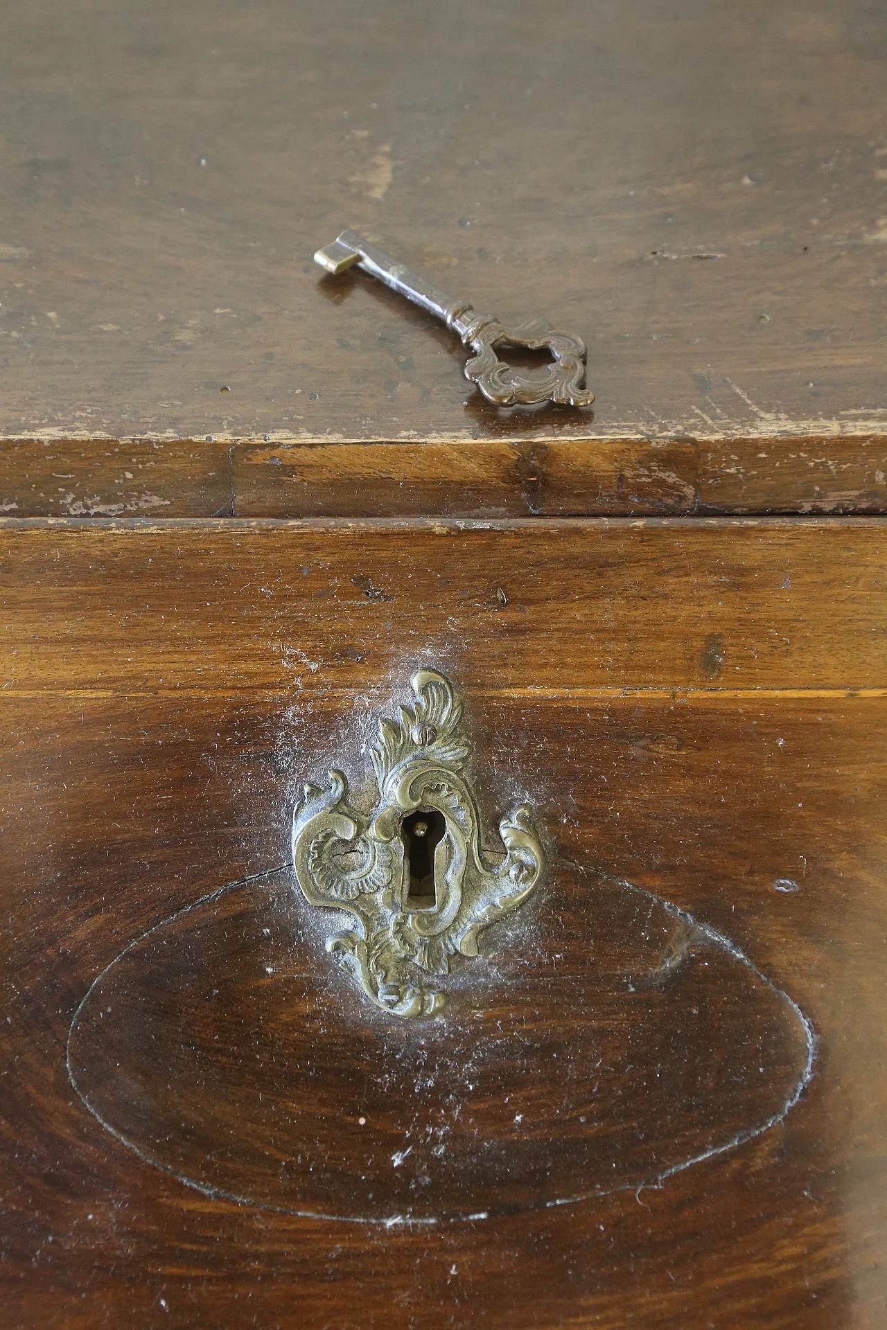 Piedmontese baroque flap in walnut wood, 18th century 15