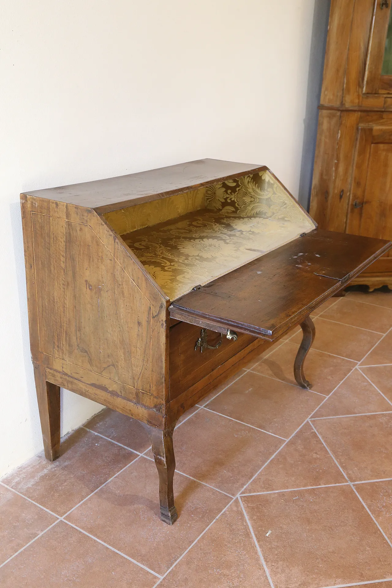 Piedmontese baroque flap in walnut wood, 18th century 17