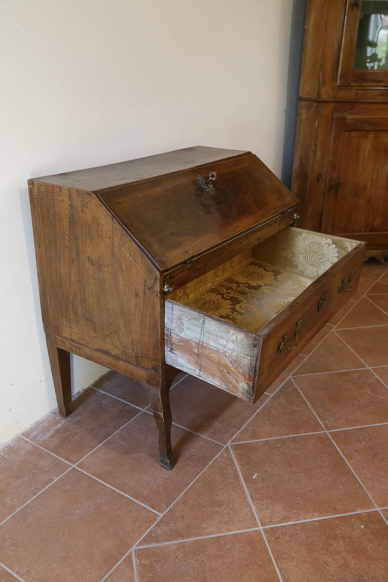 Piedmontese baroque flap in walnut wood, 18th century 18