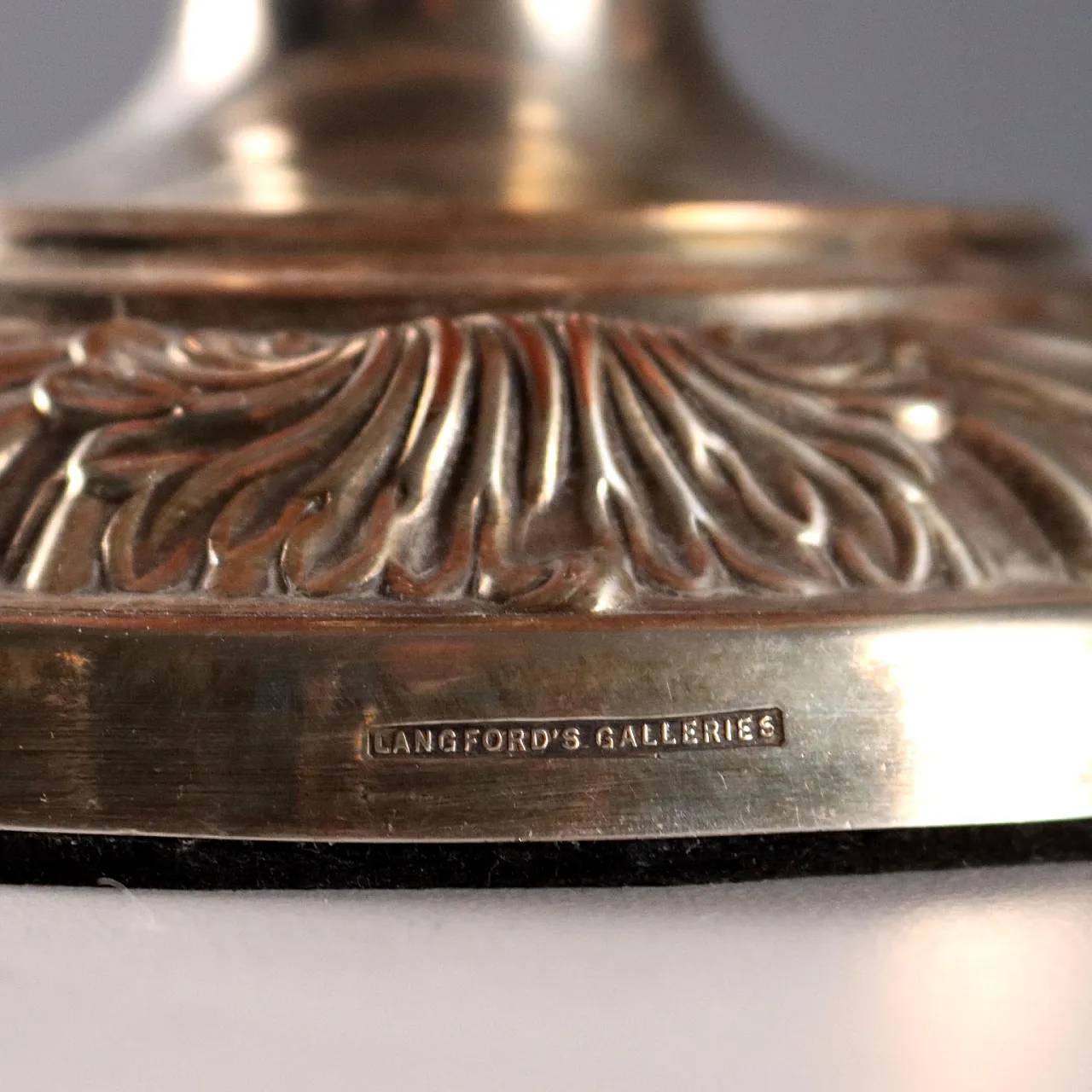 Coppia di lampade in metallo goffrato e paralume in tessuto, '800 7