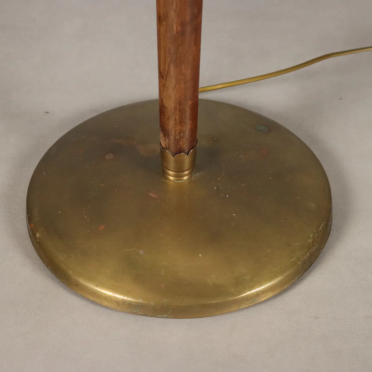 Lampada in legno tinto, ottone, tessuto/carta, '900 9