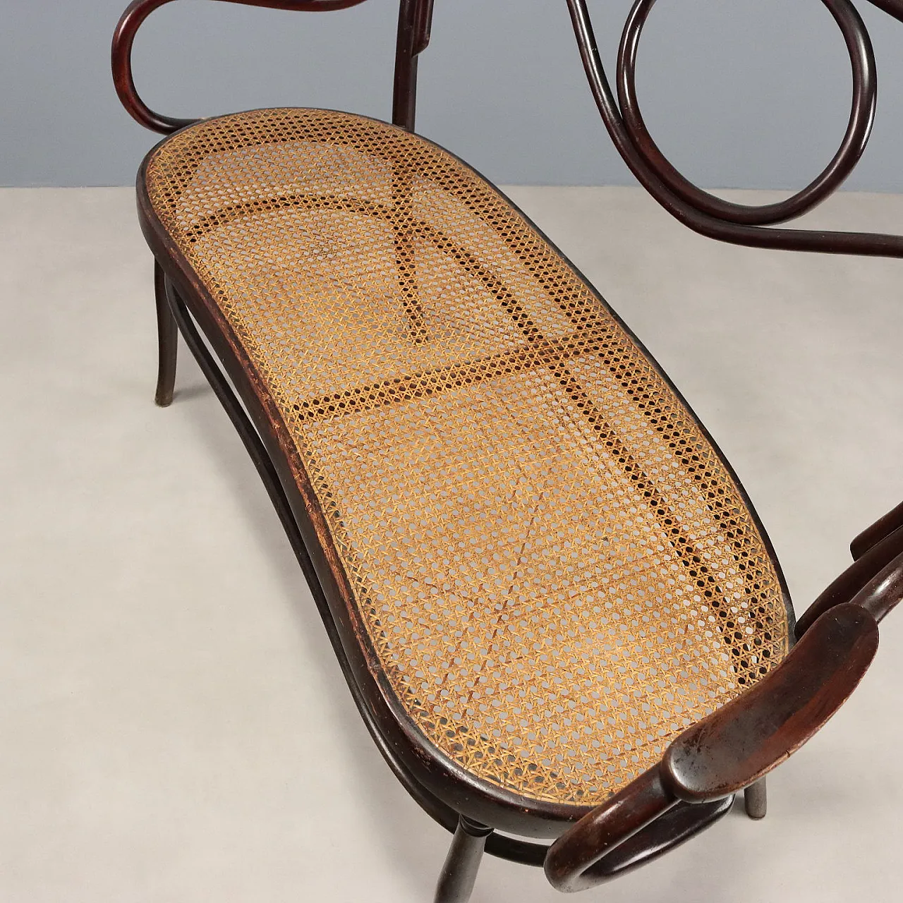 Divano due posti in faggio curvato tinto noce, stile Thonet, fine '800 7