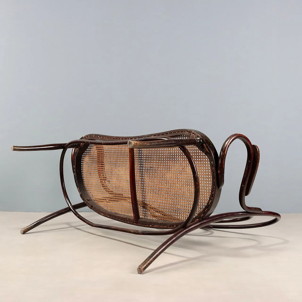 Divano due posti in faggio curvato tinto noce, stile Thonet, fine '800 9
