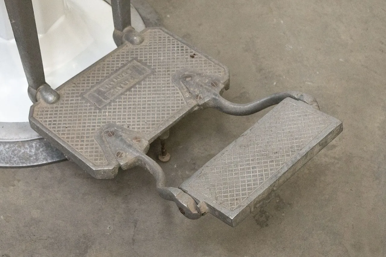 Paral Legnano barber chair, late 20th century 14