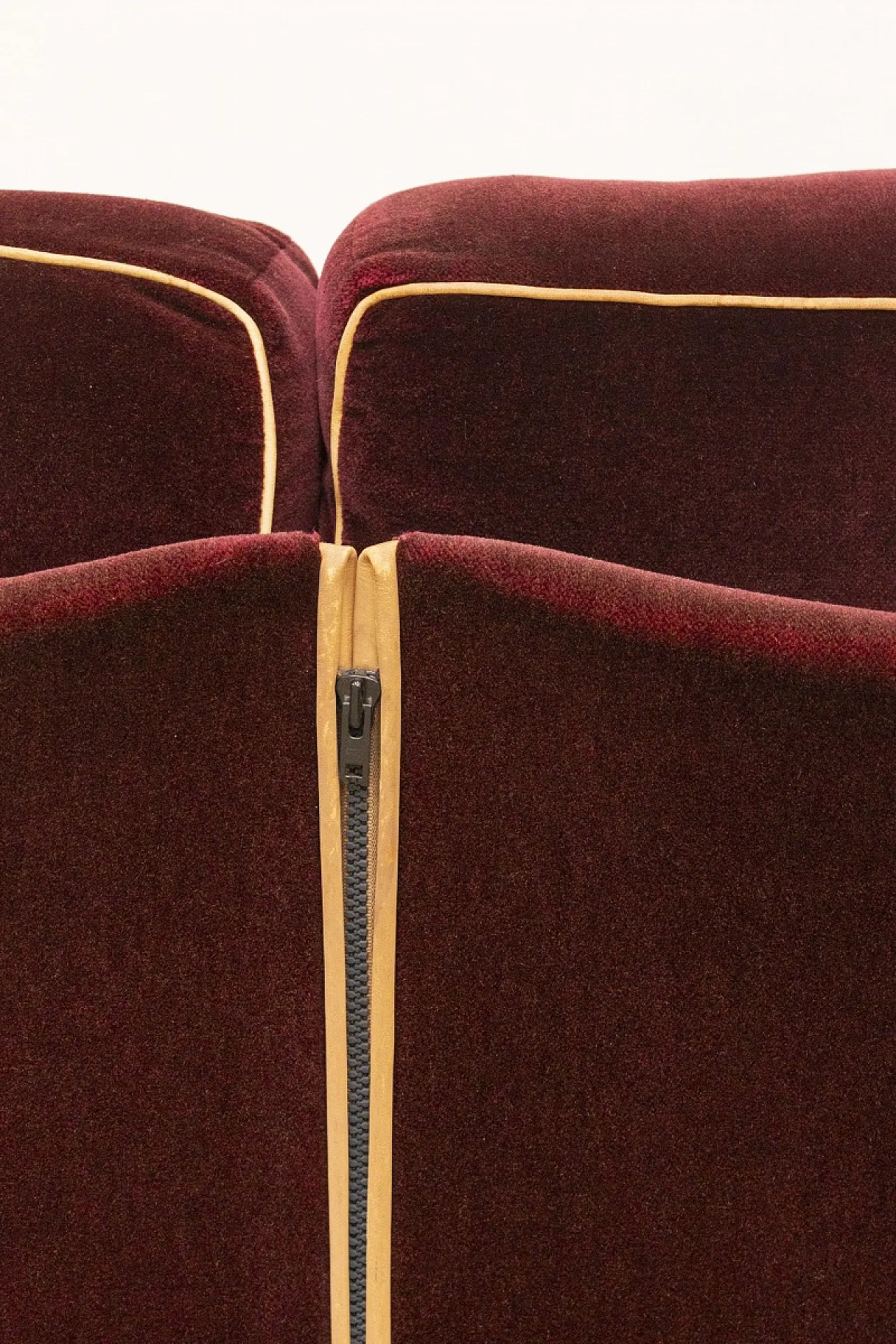 Divano in velluto di Mario Bellini per Cassina, anni '70 10