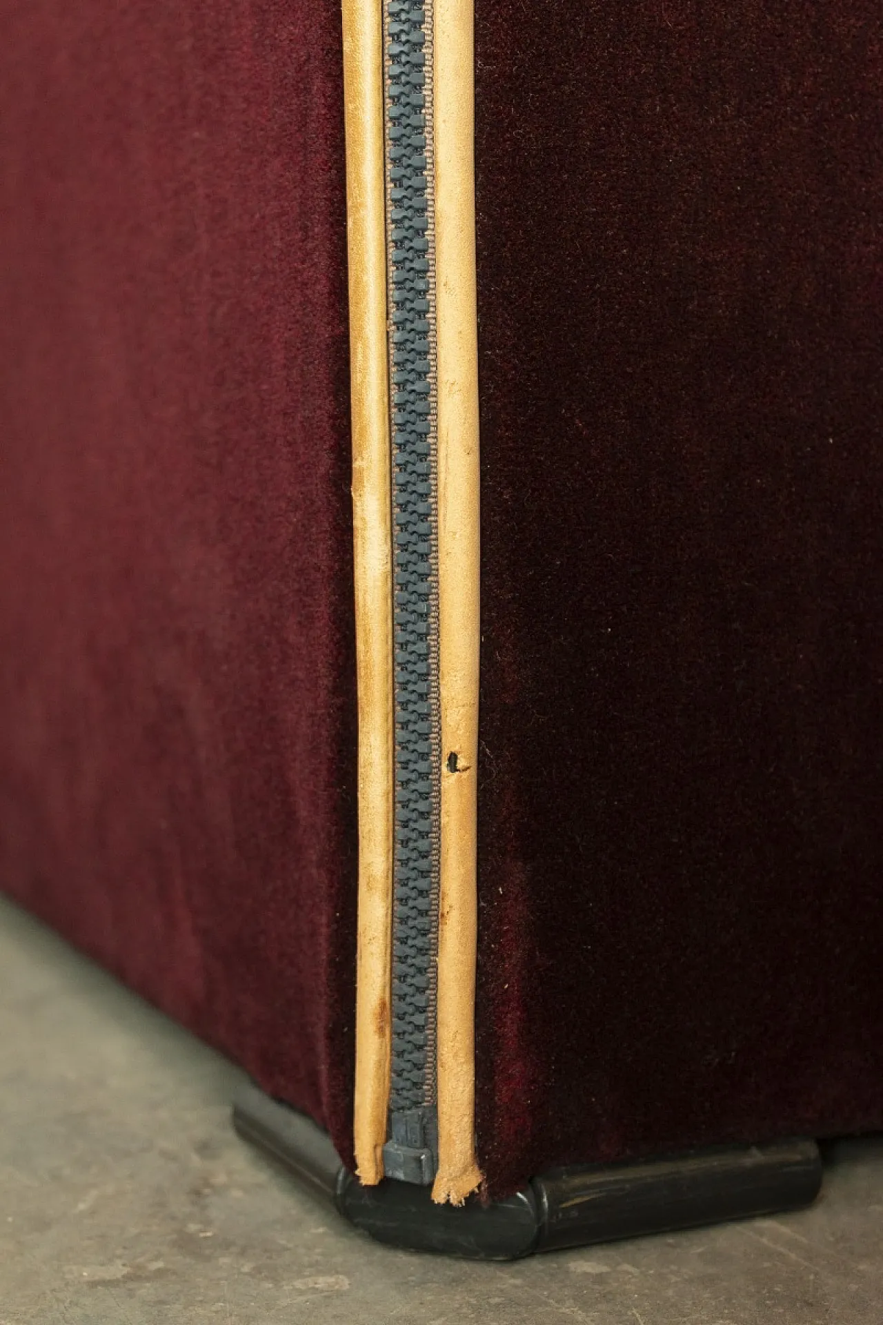 Divano in velluto di Mario Bellini per Cassina, anni '70 12