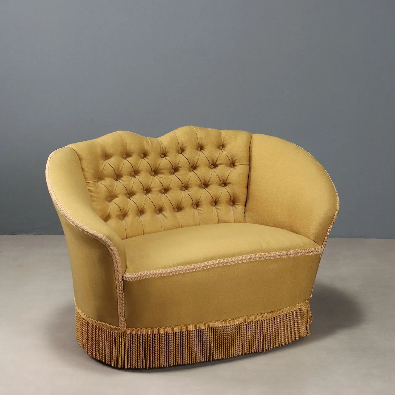 Tufted sofa with fabric upholstery, 20th century 1