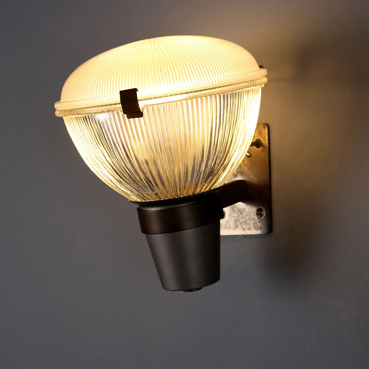 Coppia di appliques con montatura in ottone e diffusore in vetro, '900 4