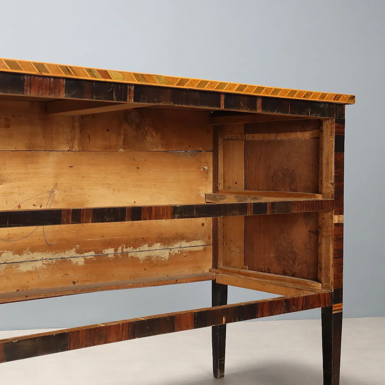 Cassettone neoclassico in olivo e palissandro lucidato, metà '700 10