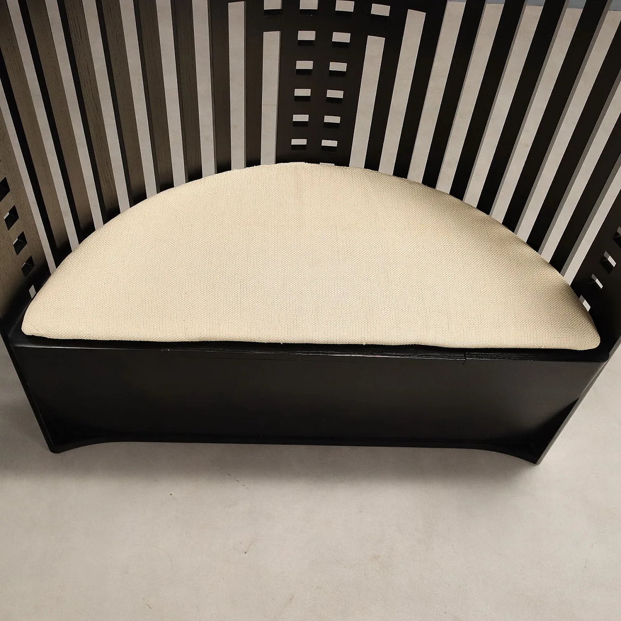 Poltrona in legno di frassino, espanso e tessuto di Cassina, '900 6