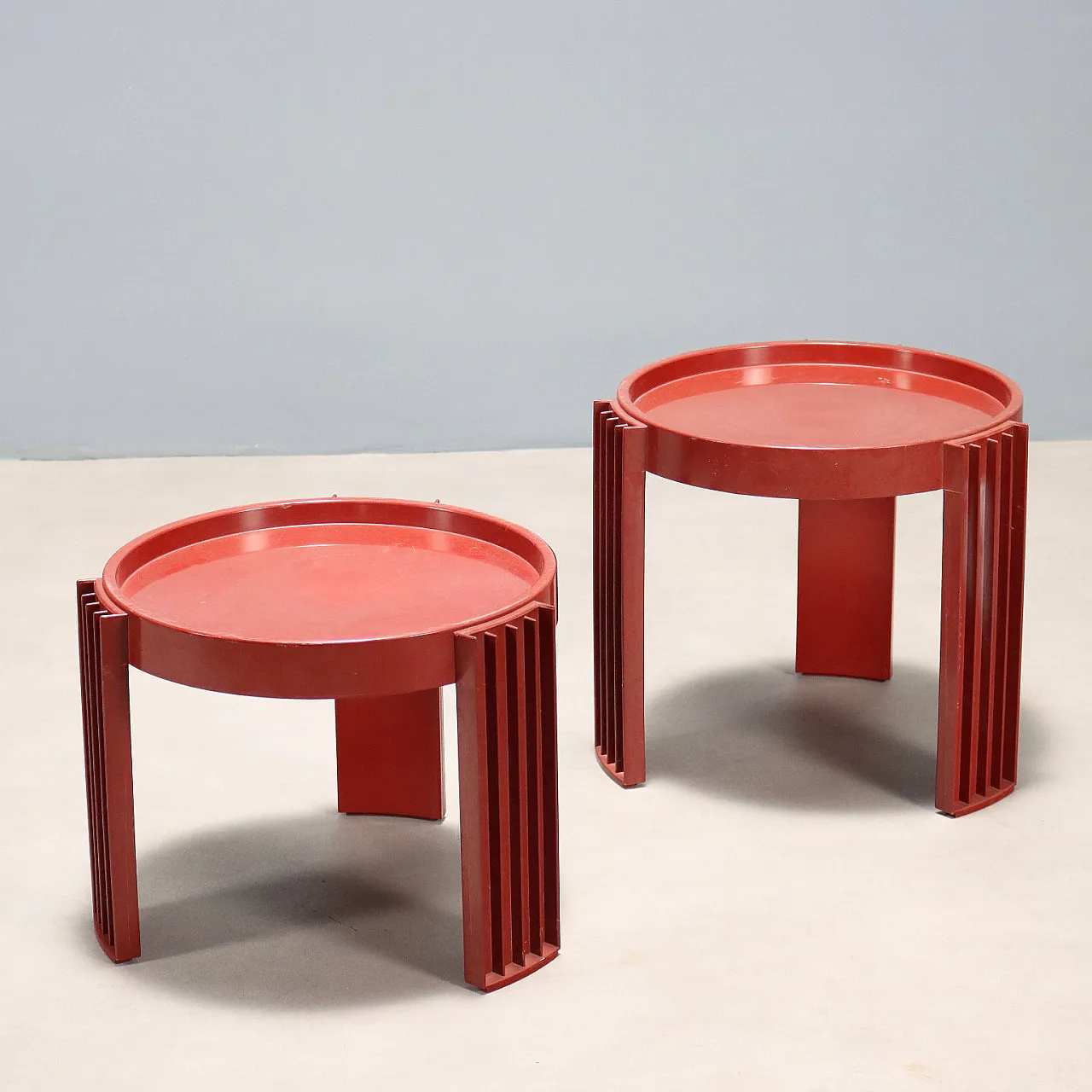 Coppia di tavolini impilabili in materiale plastico, '900 1