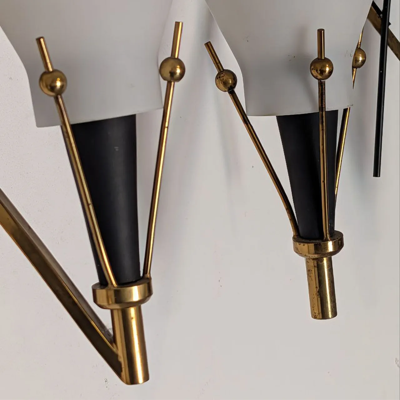 3 applique in vetro opalino e ottone nello stile di Stilnovo, anni '60 3