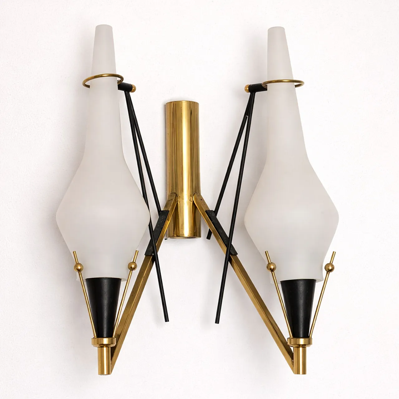 3 applique in vetro opalino e ottone nello stile di Stilnovo, anni '60 4