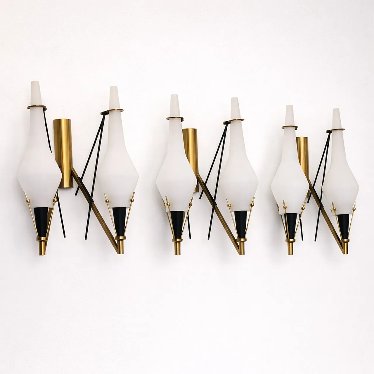 3 applique in vetro opalino e ottone nello stile di Stilnovo, anni '60 5