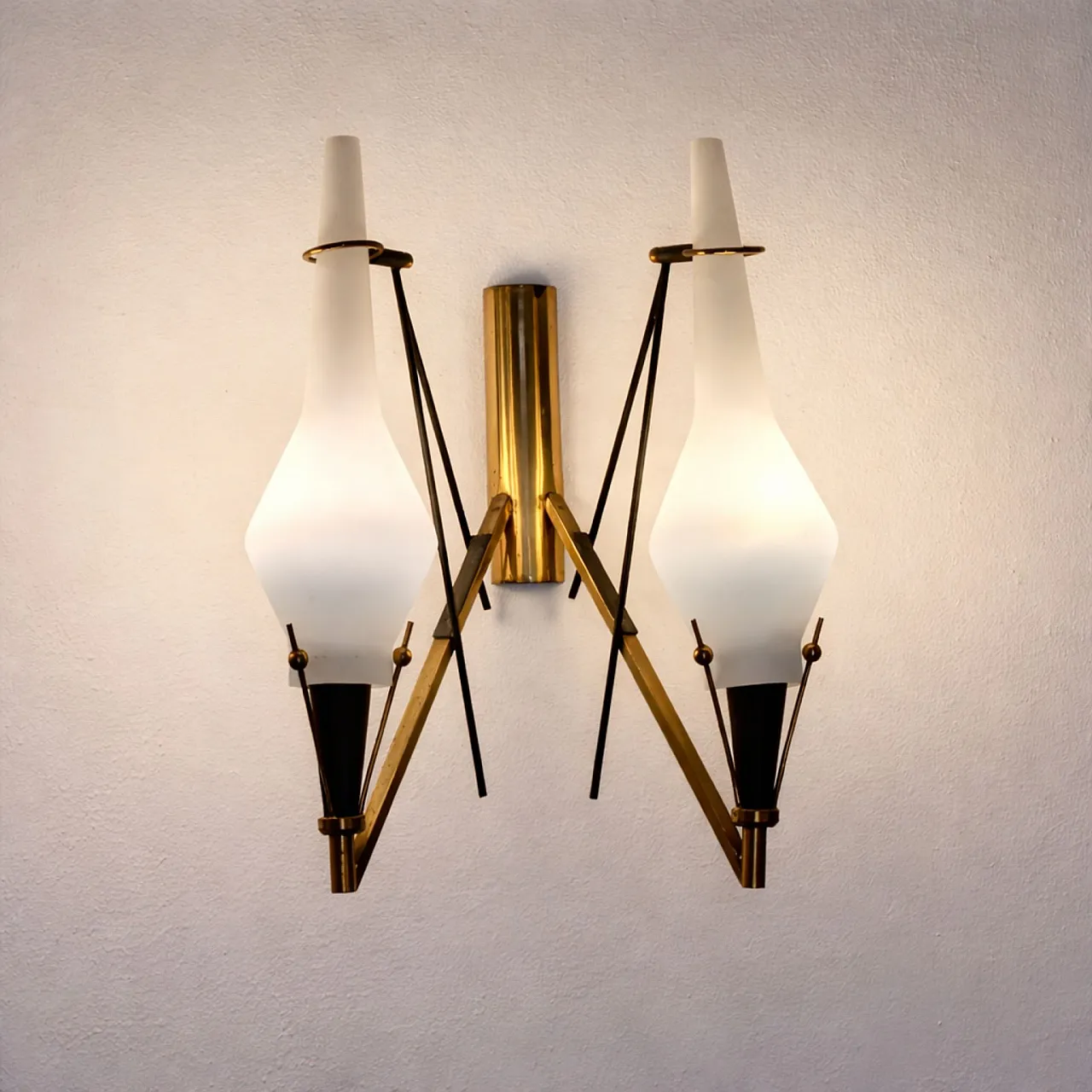 3 applique in vetro opalino e ottone nello stile di Stilnovo, anni '60 7