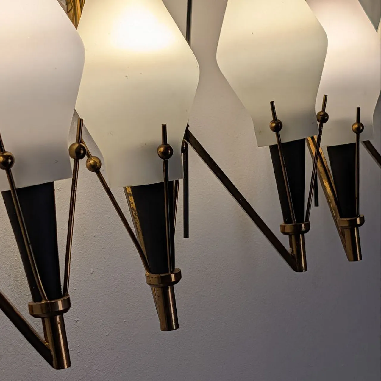 3 applique in vetro opalino e ottone nello stile di Stilnovo, anni '60 8