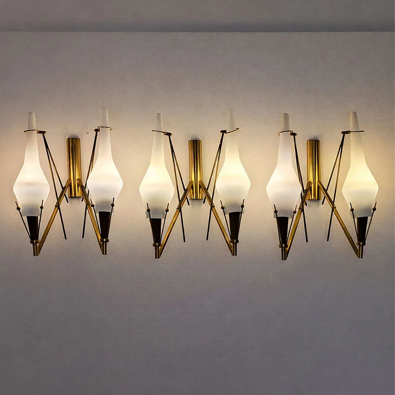 3 applique in vetro opalino e ottone nello stile di Stilnovo, anni '60 9