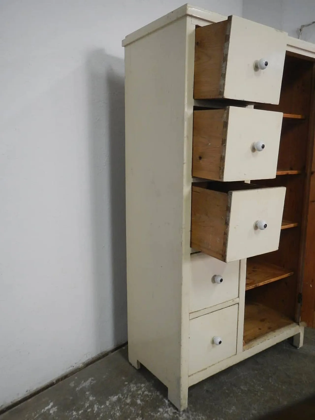 Armadio dispensa in legno di abete 1950 4