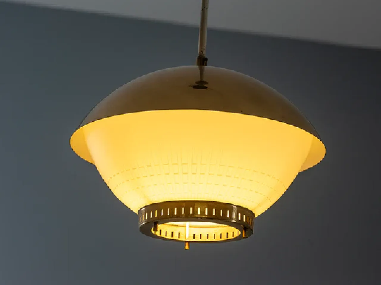 Lampada a sospensione in ottone con vetro opalino inciso, metà '900 5