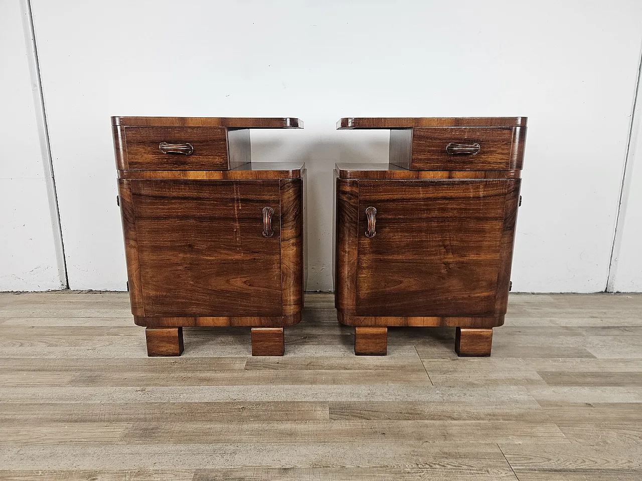 Art Deco pair of bedside tables in walnut root, mid-20th century 1