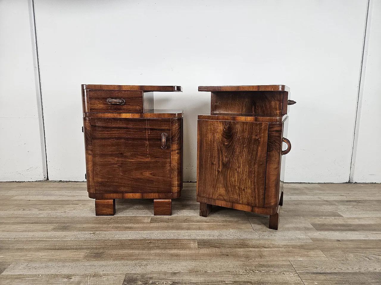 Art Deco pair of bedside tables in walnut root, mid-20th century 2