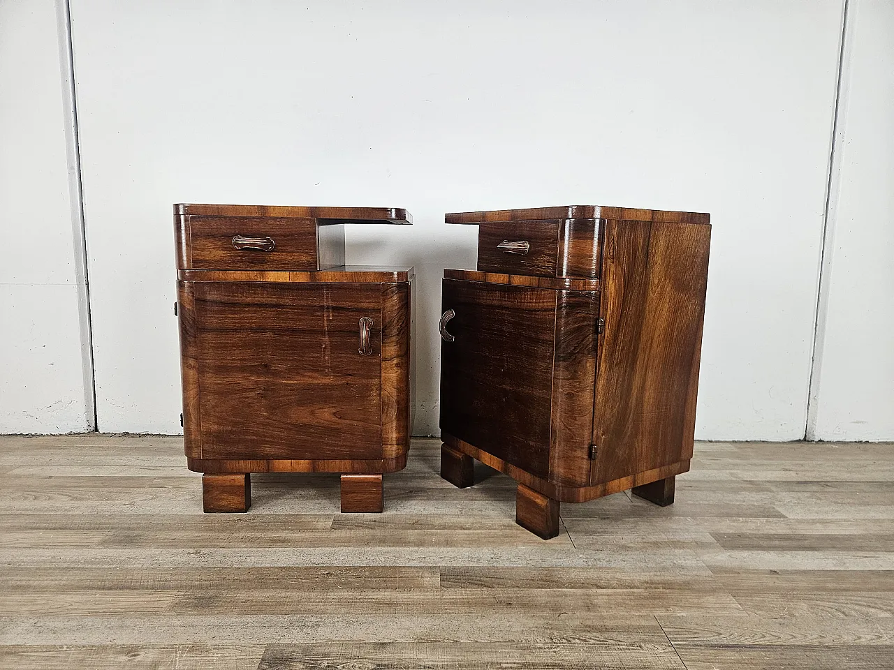 Art Deco pair of bedside tables in walnut root, mid-20th century 4
