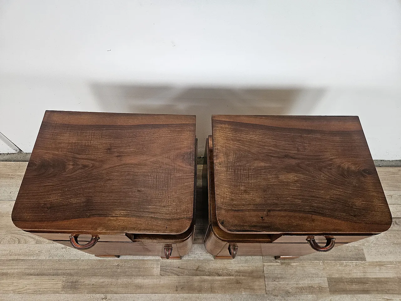 Art Deco pair of bedside tables in walnut root, mid-20th century 5