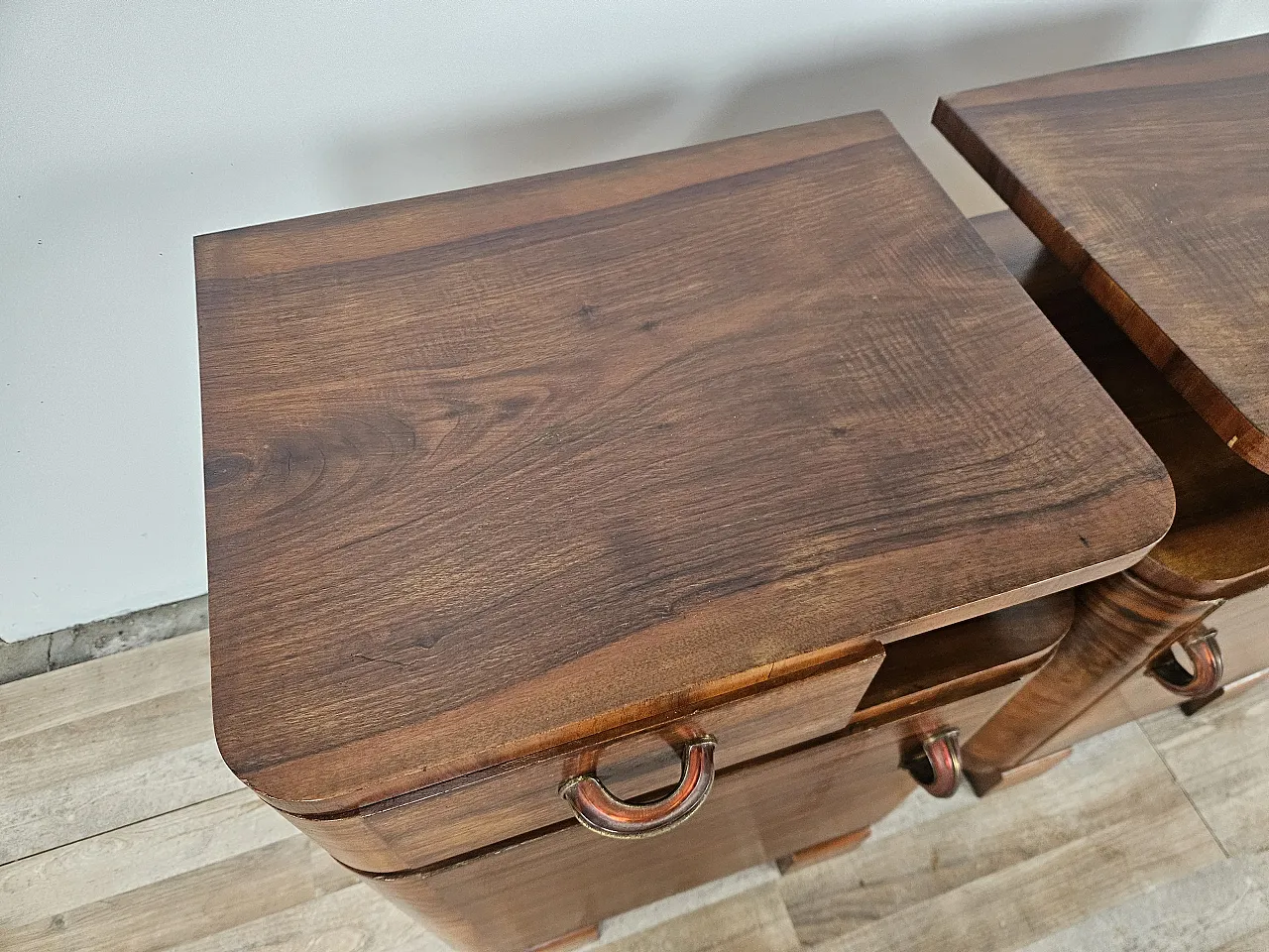Art Deco pair of bedside tables in walnut root, mid-20th century 6