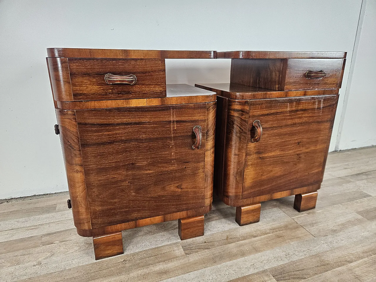 Art Deco pair of bedside tables in walnut root, mid-20th century 8
