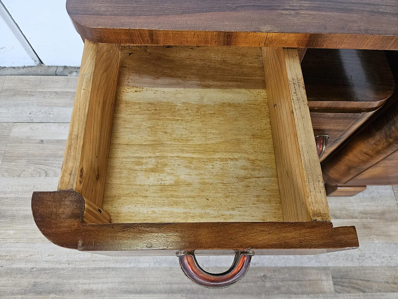 Art Deco pair of bedside tables in walnut root, mid-20th century 9