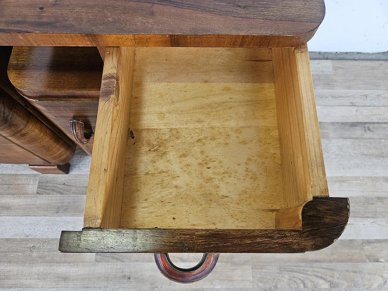 Art Deco pair of bedside tables in walnut root, mid-20th century 10