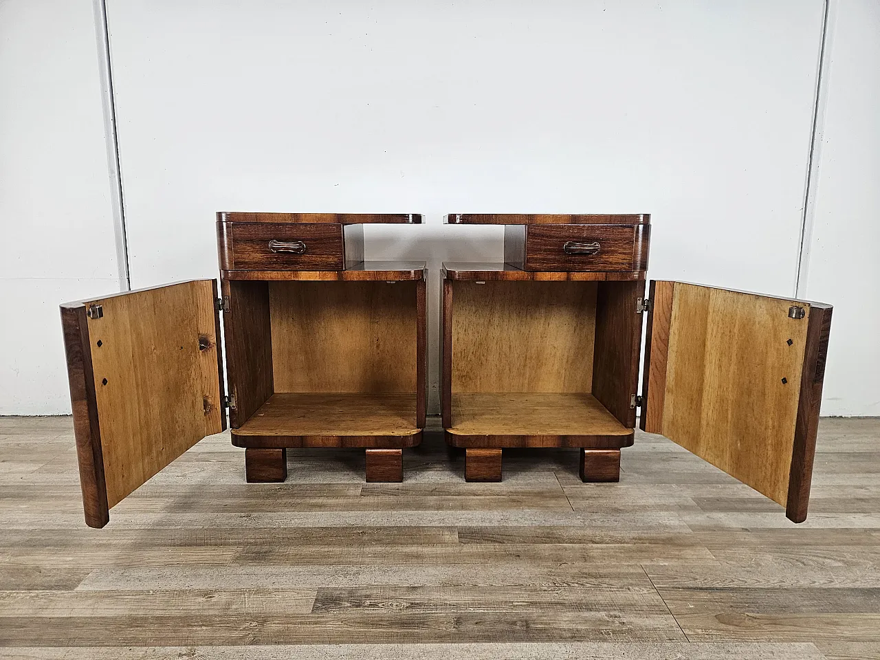 Art Deco pair of bedside tables in walnut root, mid-20th century 11