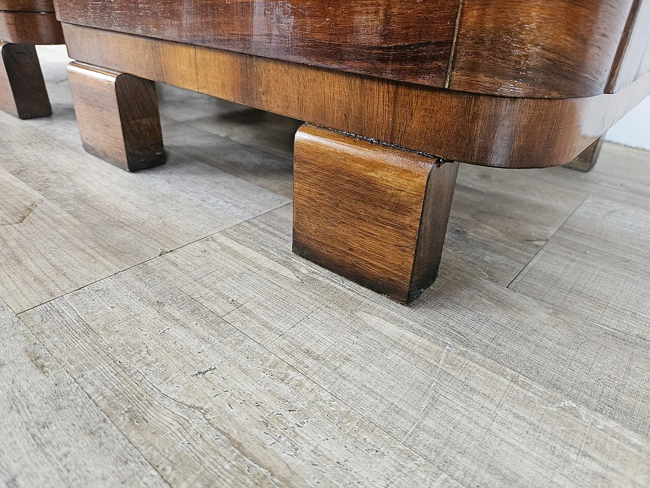 Art Deco pair of bedside tables in walnut root, mid-20th century 12