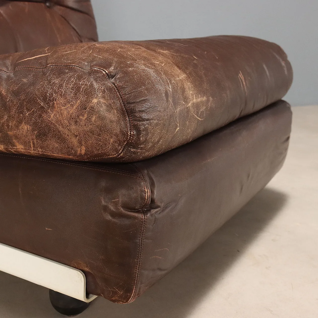 Amanta armchair in plastic, foam, and leather, 20th century 6