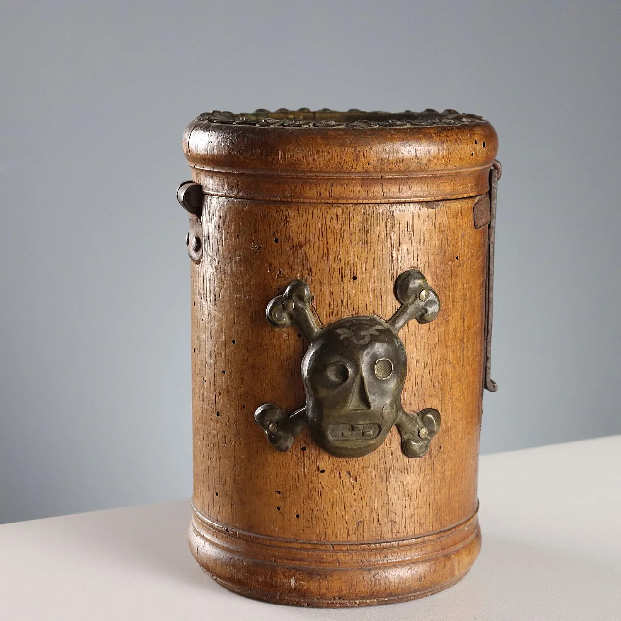 Walnut alms box with lock and iron handle, 18th century 3