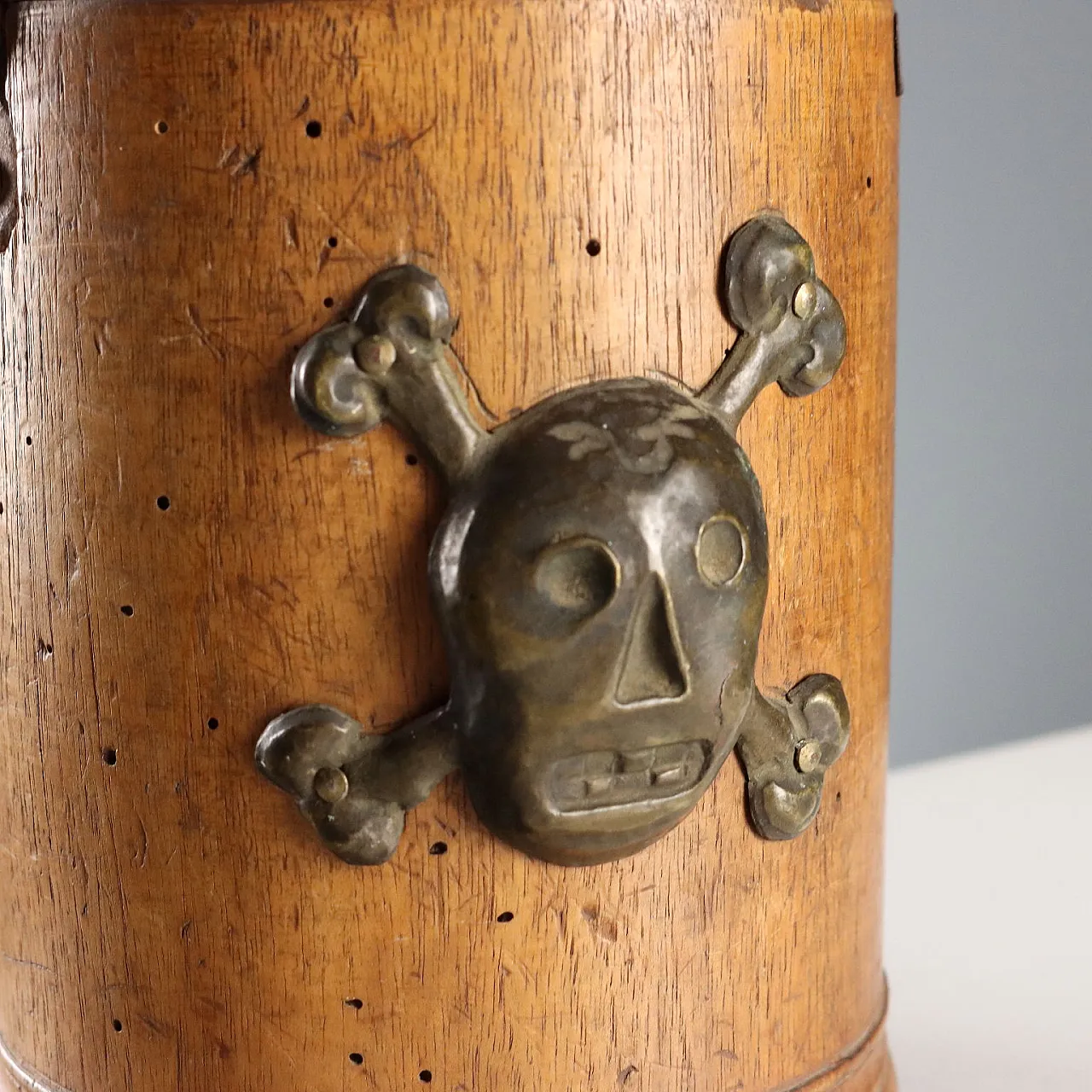 Walnut alms box with lock and iron handle, 18th century 4