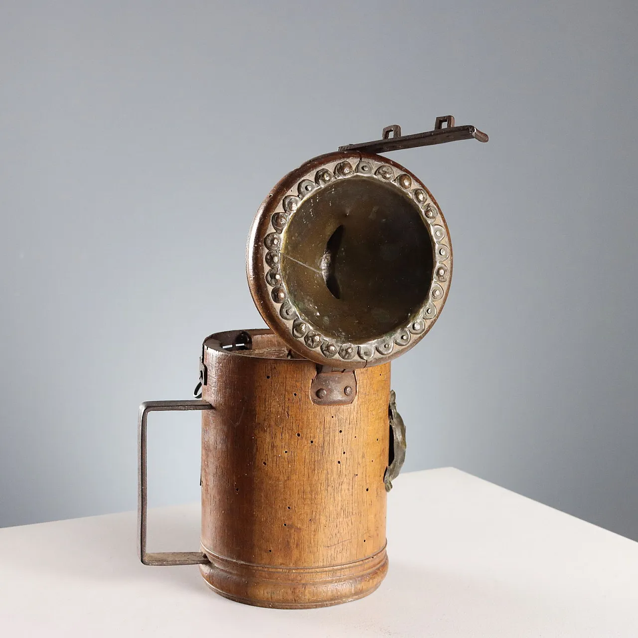 Walnut alms box with lock and iron handle, 18th century 6
