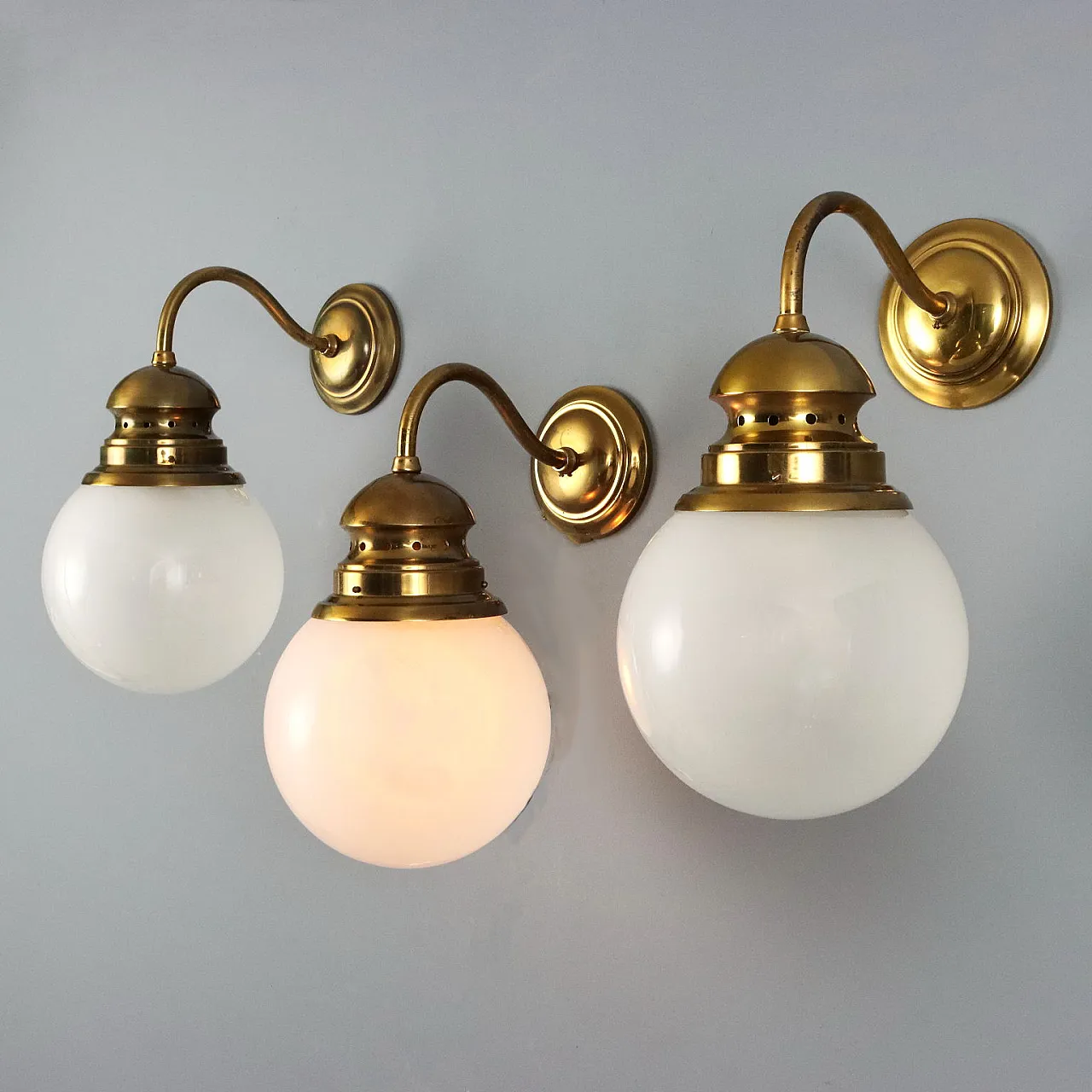 3 Wall lamps with brass frame and glass sphere, 20th century 1