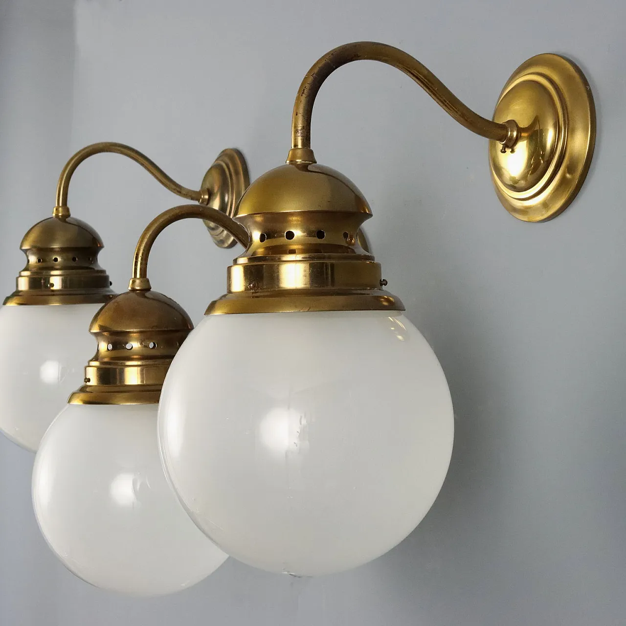 3 Wall lamps with brass frame and glass sphere, 20th century 4