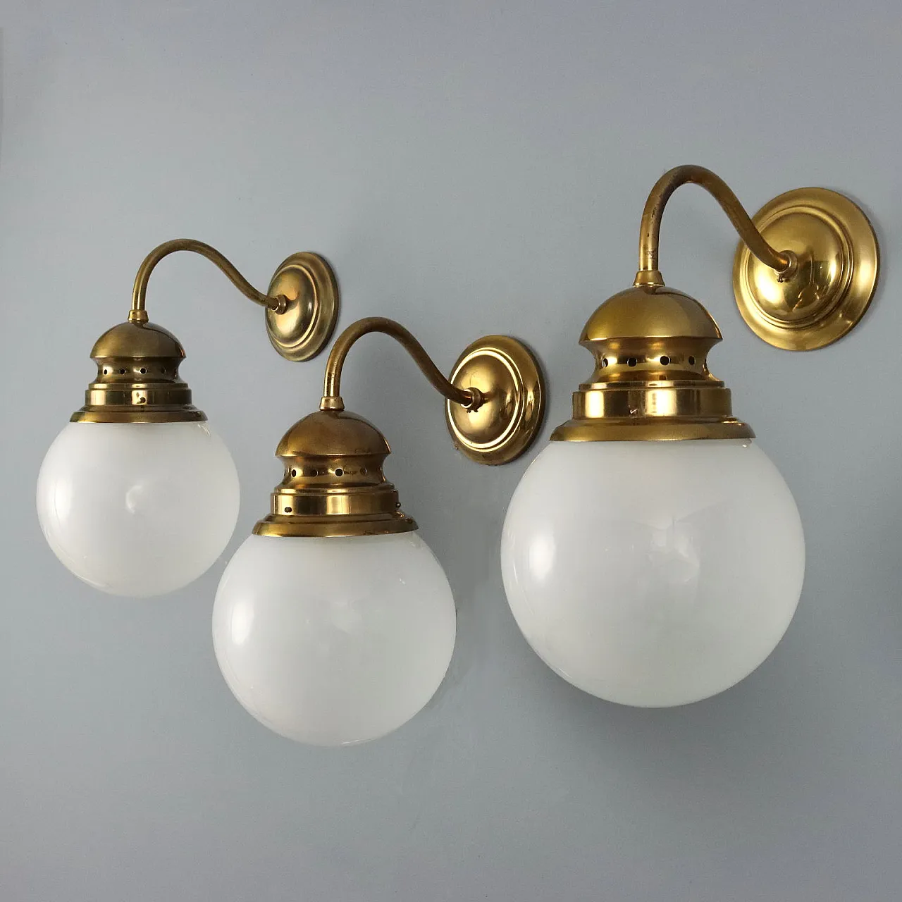 3 Wall lamps with brass frame and glass sphere, 20th century 7