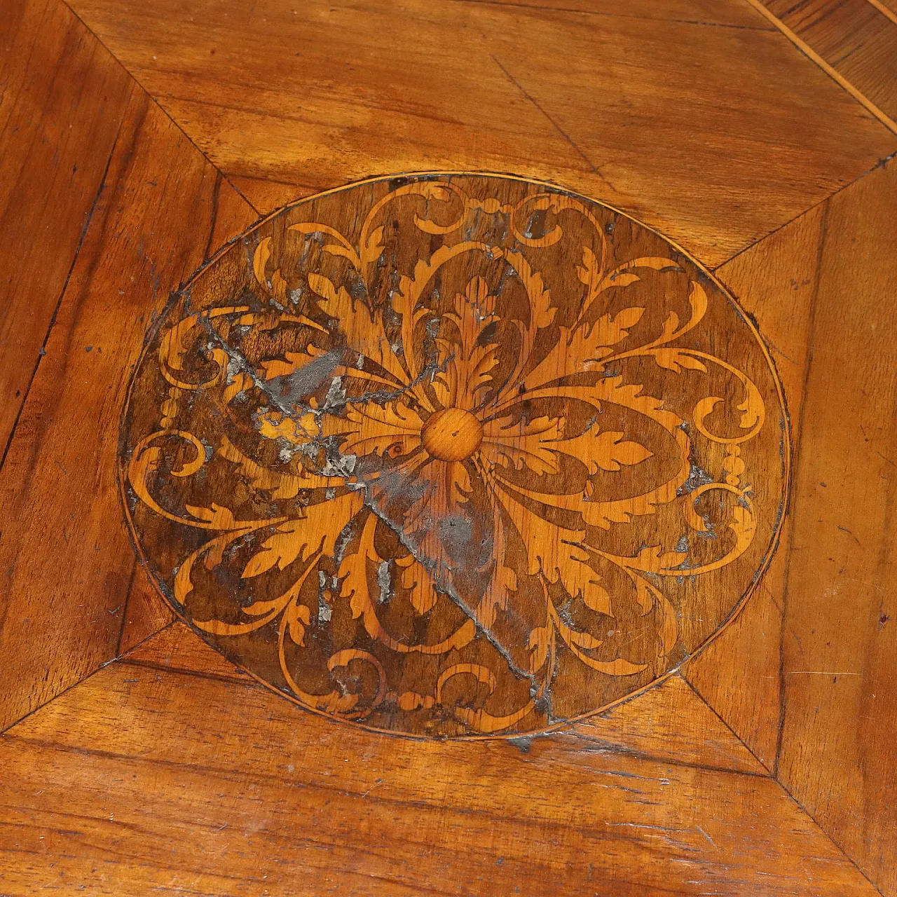 Cassettone neoclassico in noce, fine '700 9