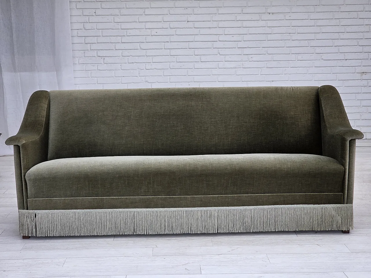 Divano danese a 3 posti in velluto verde e legno di faggio, anni '70 2