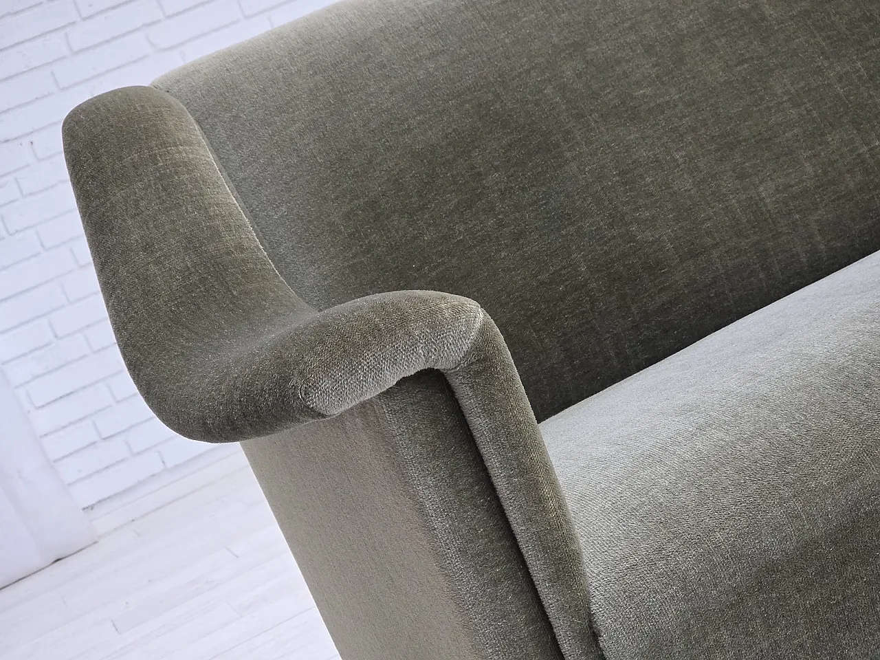Divano danese a 3 posti in velluto verde e legno di faggio, anni '70 3